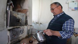 Asırlık odun kazanında çay keyfi