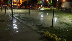 Manisa'da dolu tarım arazilerine zarar verdi