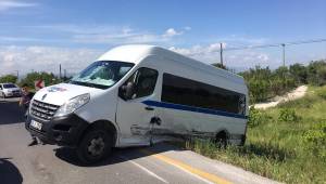 Manisa'da otomobil ile minibüs çarpıştı: 4 yaralı