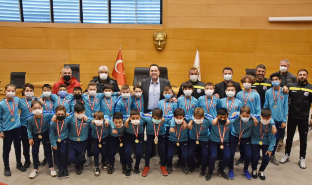 Şampiyon Yıldırımspor, Başkan Besim Dutlulu’nun konuğu oldu