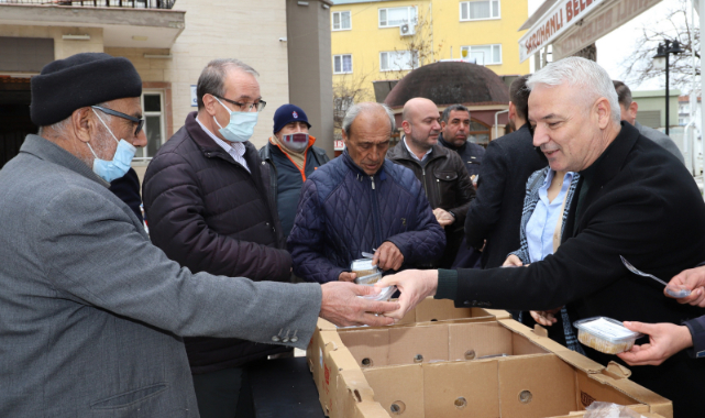 Saruhanlı Belediyesi Kandil Helvası Dağıttı