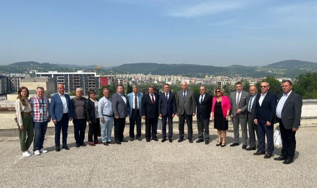 Manisa, Kardeşiyle Buluştu