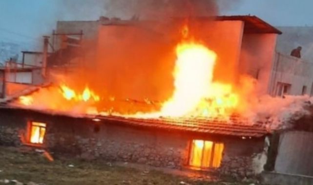 Cinnet geçiren baba evi ailesi ile birlikte yaktı!