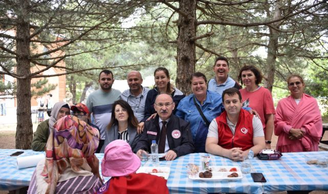 Vali Karadeniz ve Eşi Zehra Karadeniz, Engelli Bireylerle Piknikte Bir Araya  Geldi