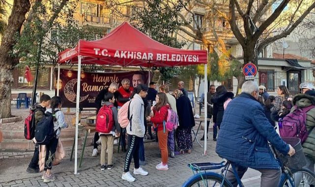 Akhisar Belediyesi, iftar için 8 noktada sıcak yemek dağıtıyor