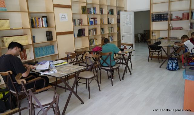 YUNUSEMRE’DE KÜTÜPHANELER YOĞUN İLGİ GÖRÜYOR