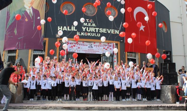 Halil Yurtseven İlkokulu Cumhuriyet’in 100. Yılında 100 balon gökyüzüne bıraktı