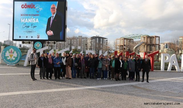 Gölmarmaralı kadınlara Manisa'yı gezdiriyor
