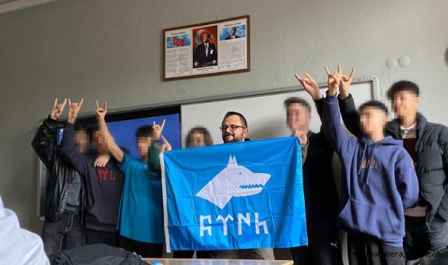 Turgutlu Lisesinde Çekilen Fotoğraf Başkan Akın'ın Tepkisini Aldı
