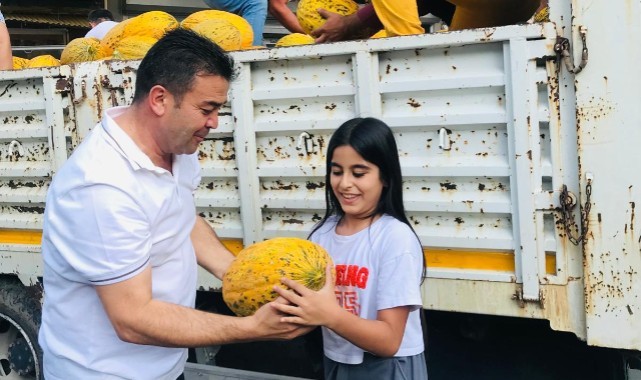 Kırkağaç Belediye Başkanı Üstün Dönmez’den Roman Mahallesine Tatlı Sürpriz