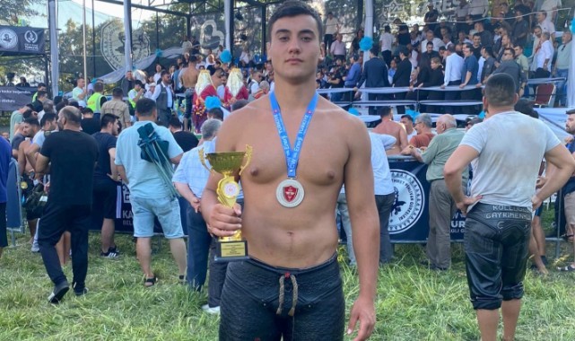 MELİH ÖZDEMİR, KURTDERELİ GÜREŞLERİNDE GÜMÜŞ MADALYA KAZANDI