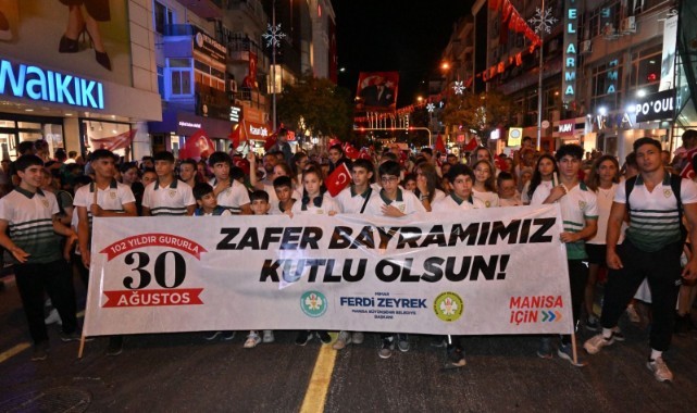 Zafer Bayramı Fener Alayı ve Teoman Konseri İle Taçlandı