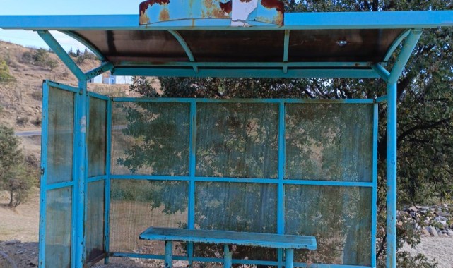 Kula’da Otobüs Duraklarının Bakımları Yapıldı