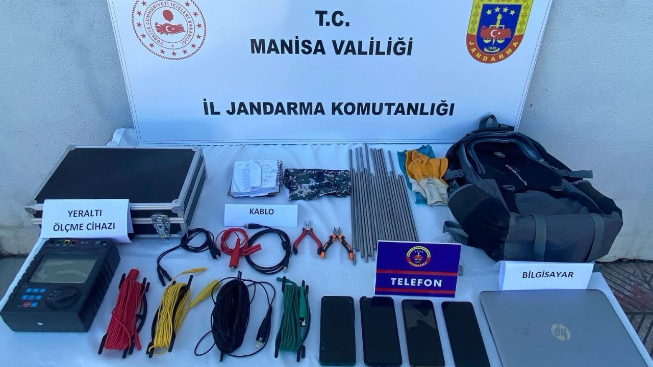 Alaşehir'de Kaçak Kazıya Suçüstü: 4 Kişi Gözaltında