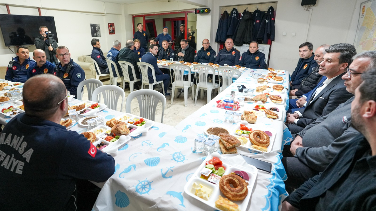 Zeyrek, Sahurda İtfaiyecilerle Aynı Sofrayı Paylaştı