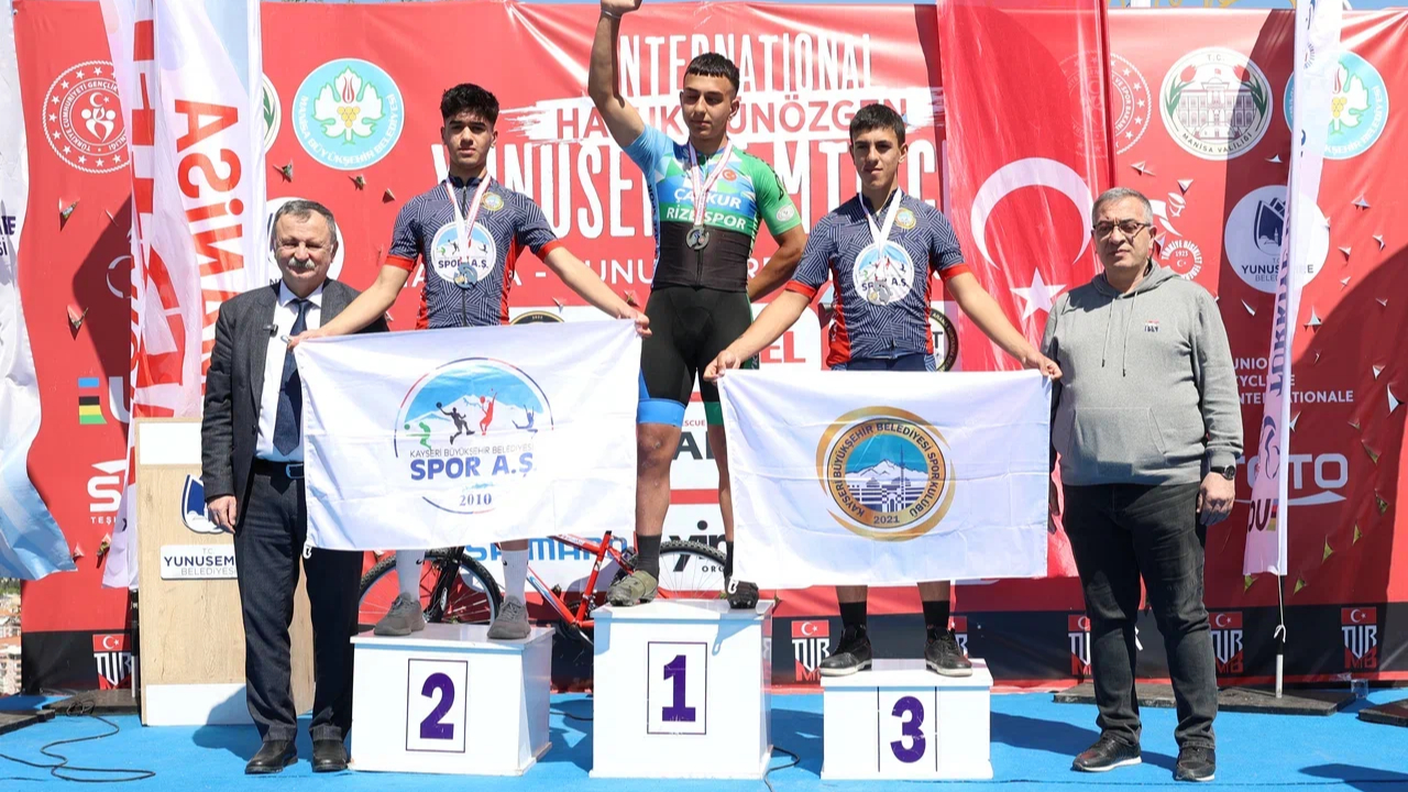 Yunusemre'de Uluslararası MTB Cup Heyecanı: 300 Sporcu Pedal Çevirdi
