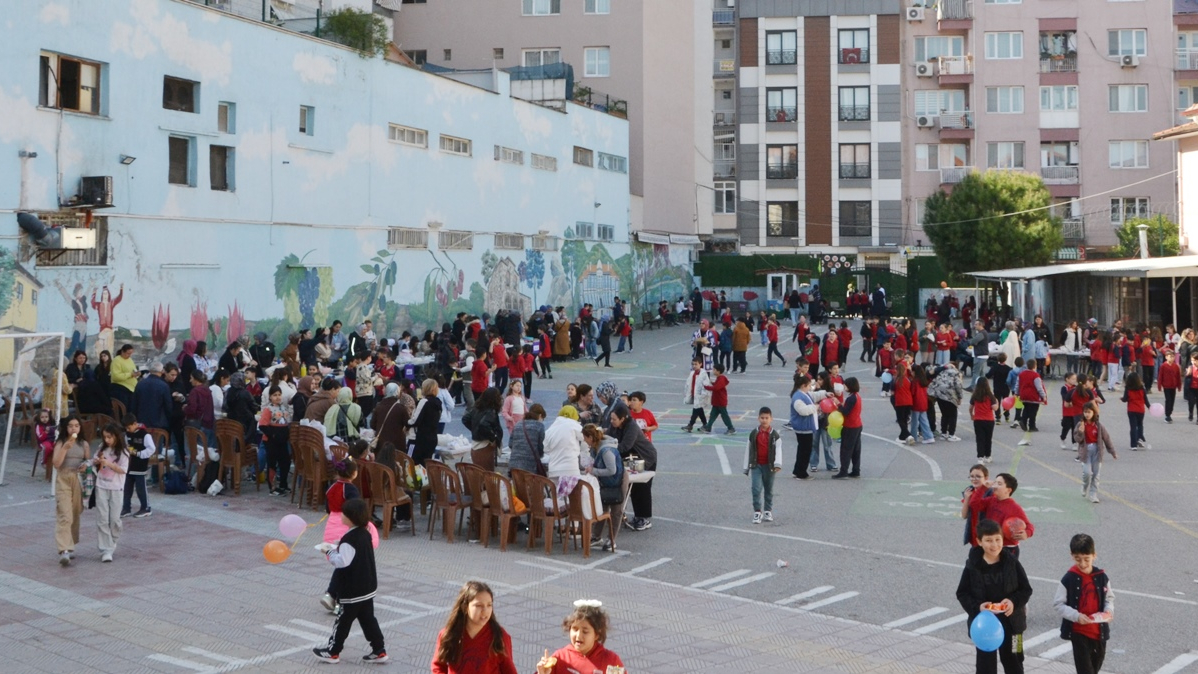 Manisa’da Gazi İlkokulu’nda Bahar Kermesi Büyük İlgi Gördü