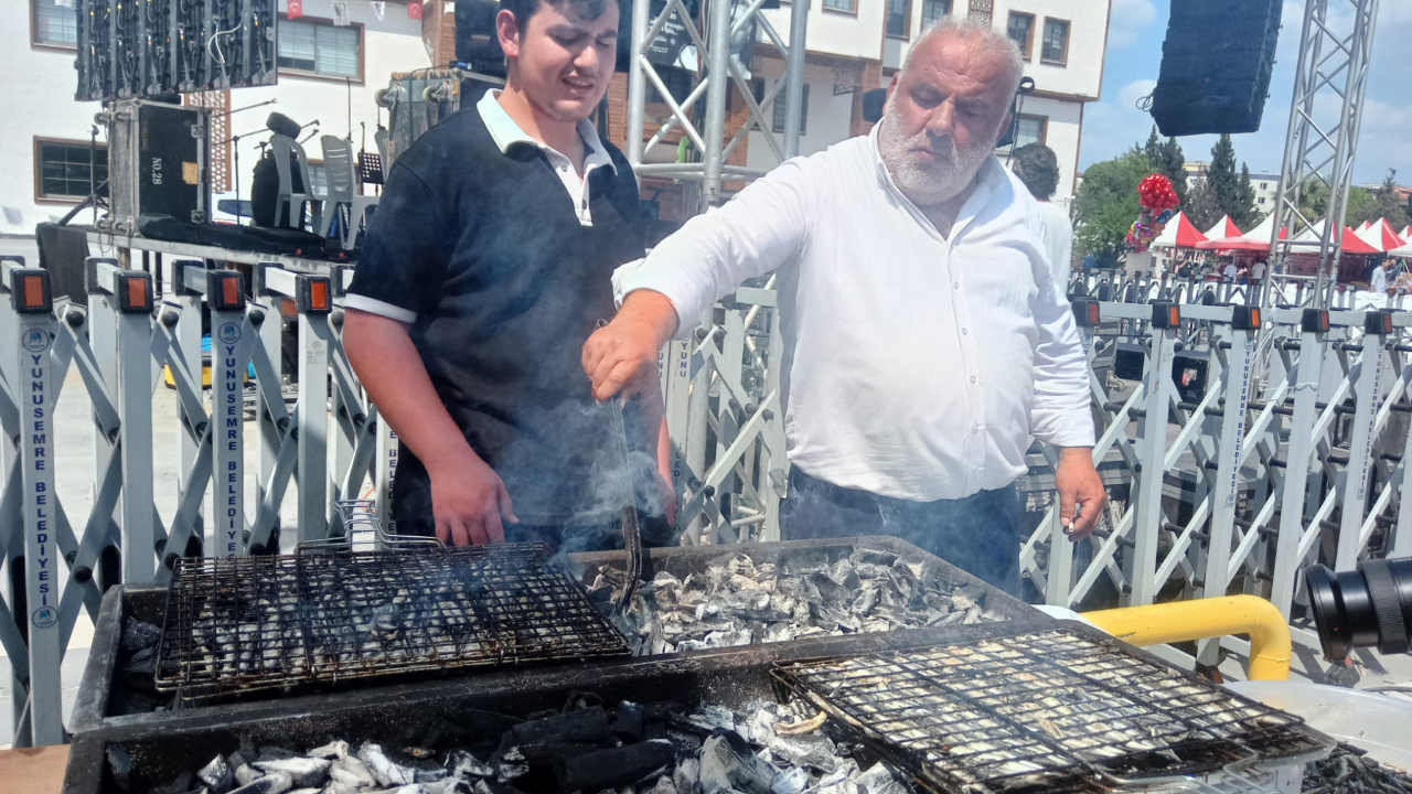 Manisa’da Hamsi Coşkusu: 2 Ton Hamsi Dağıtıldı