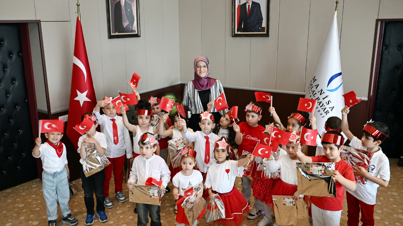 MCBÜ’lü Minikler 23 Nisan’ı Rektör Kibar ile Kutladı