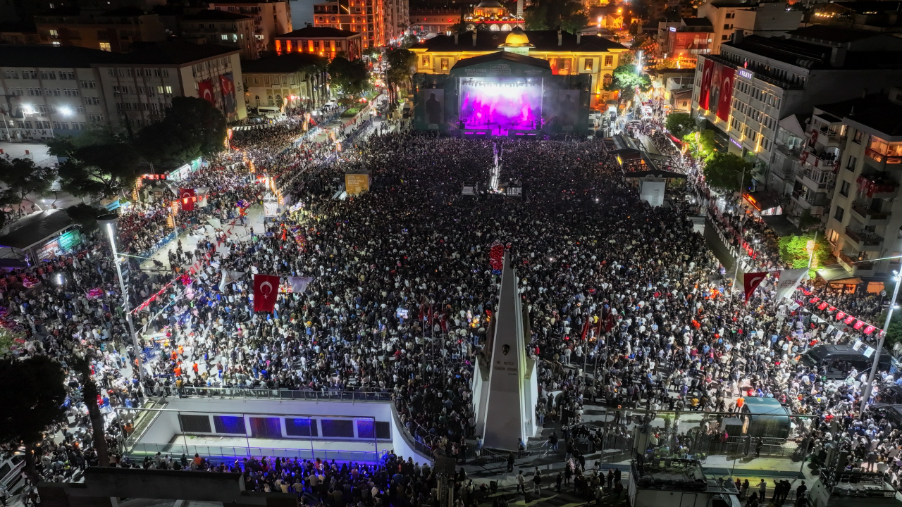 Mesir Coşkusu Sokağa Taştı: Sıla Konseri Manisa’yı Salladı