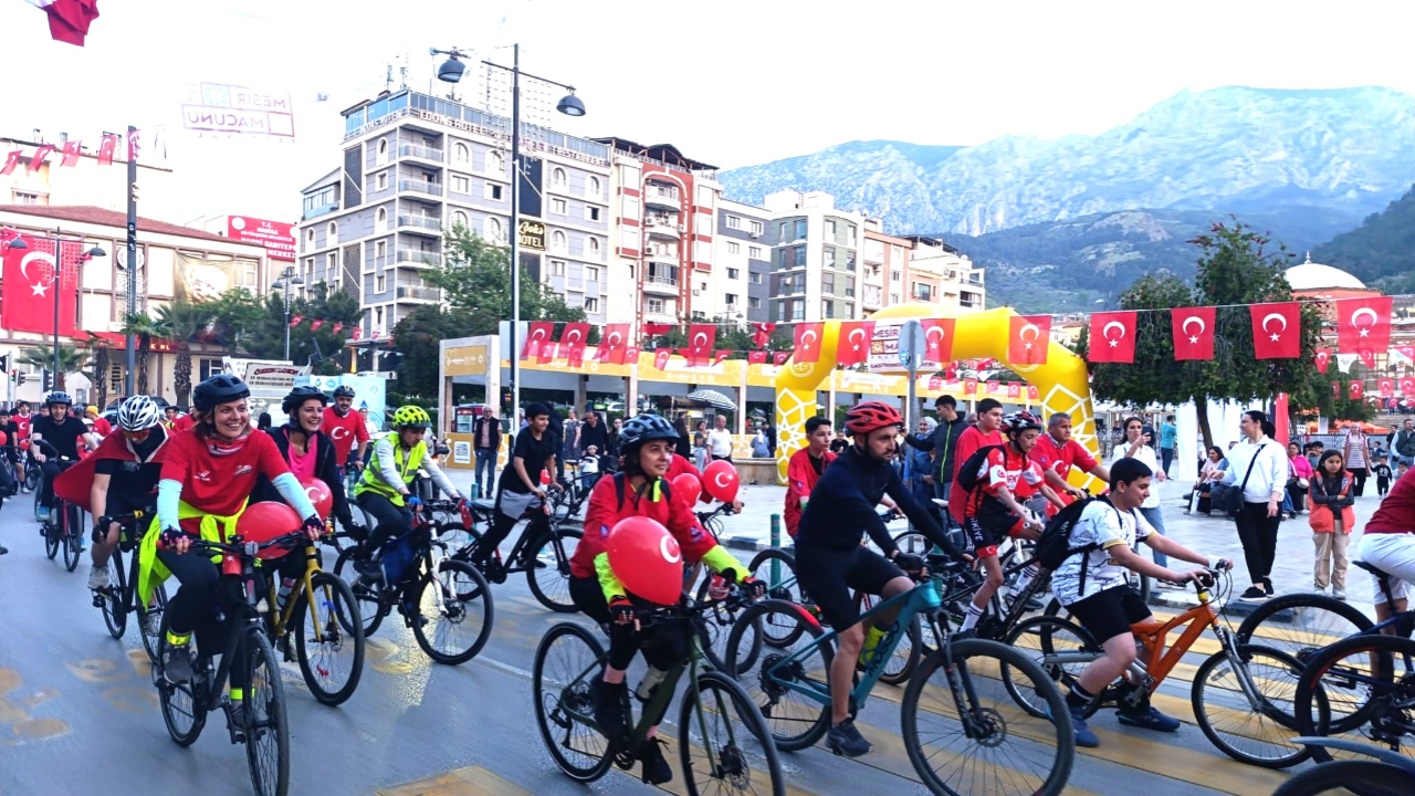 Yunusemre’de 23 Nisan Coşkusuna Pedallar Eşlik Etti