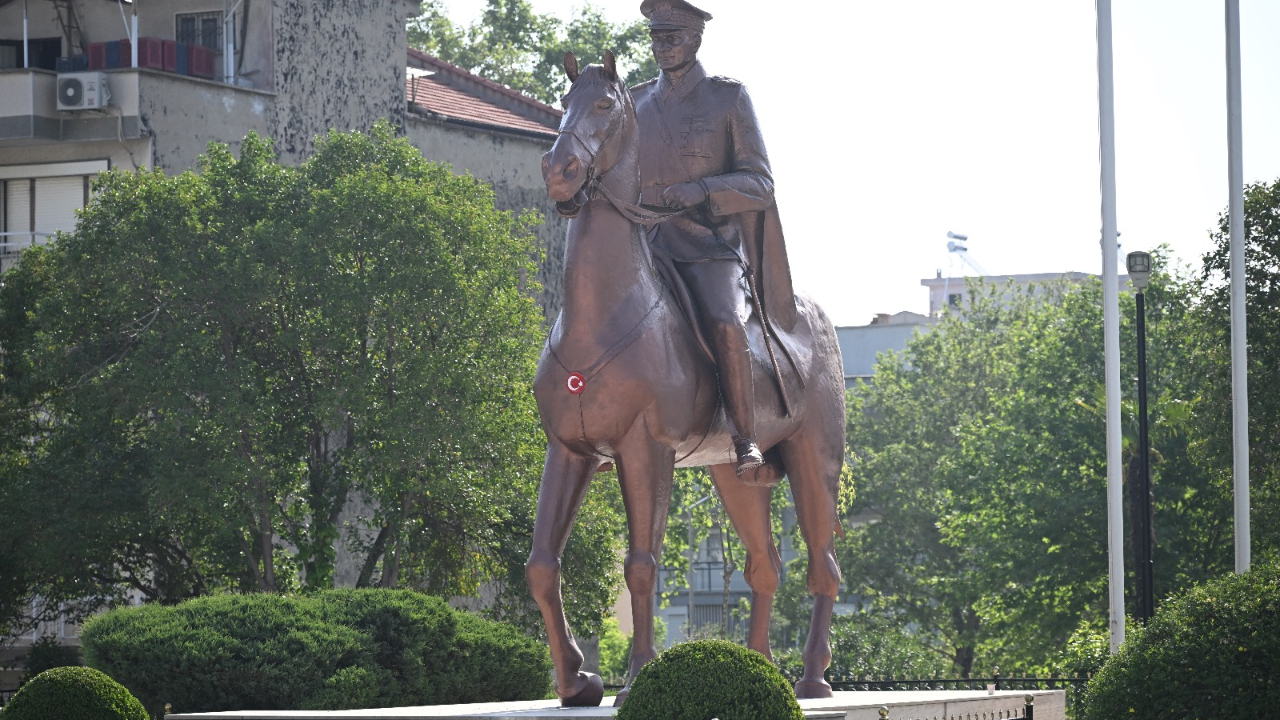 Atatürk Anıtı Yenilendi, Tören Alanı Modernleşti