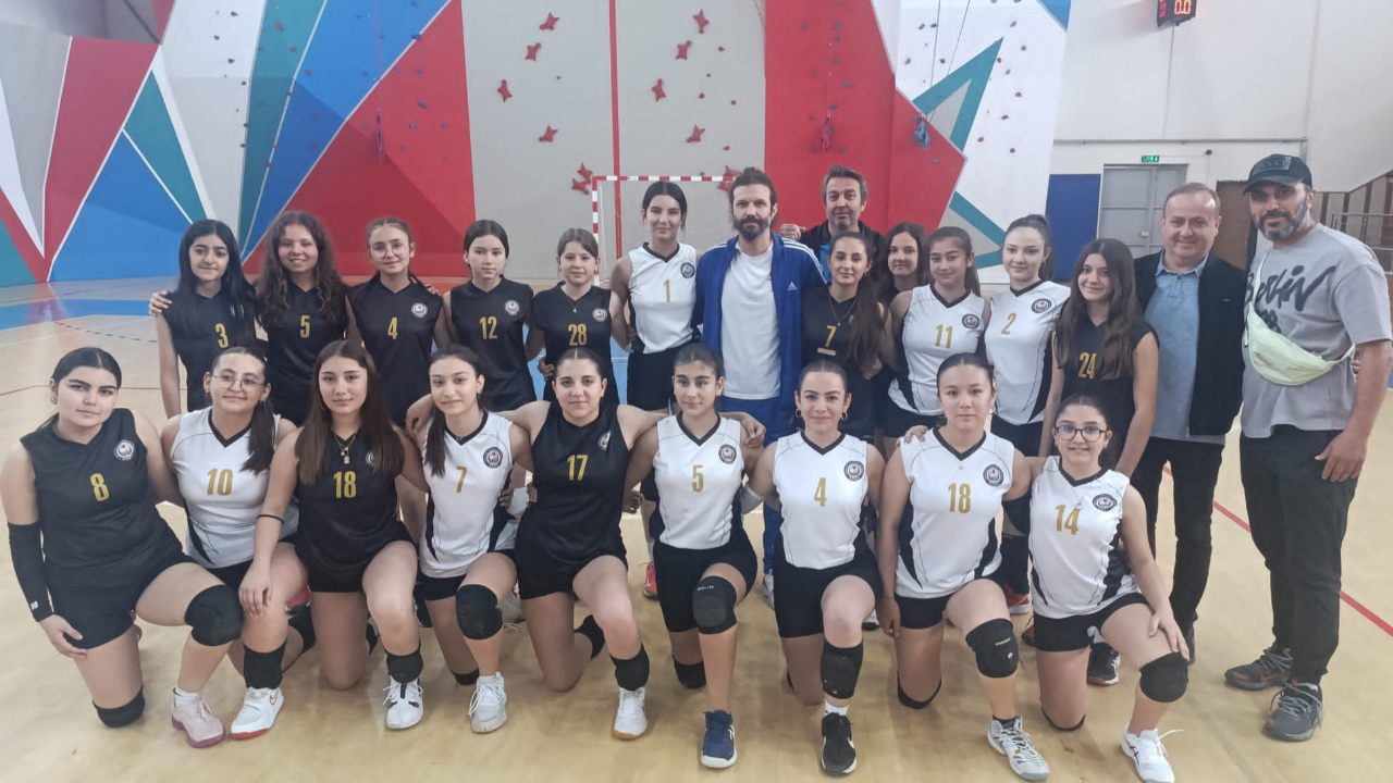 Necip Fazıl Ortaokulu’ndan Voleybolda Tarihi Çifte Zafer