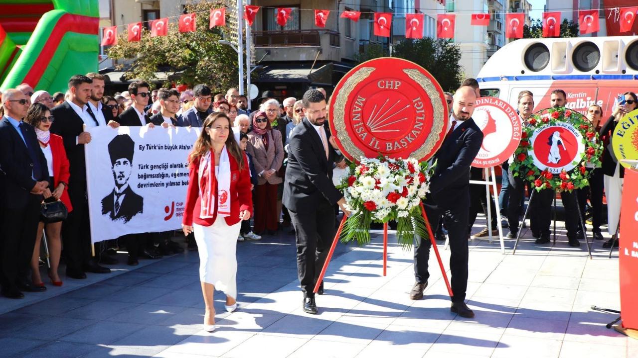 CHP Manisa Cumhuriyet Meydanı’nda Cumhuriyet Coşkusu