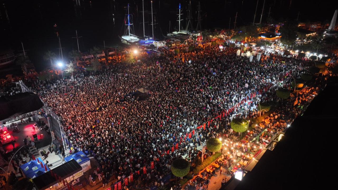 Pinhani’den Fethiye’de Cumhuriyet Coşkusu