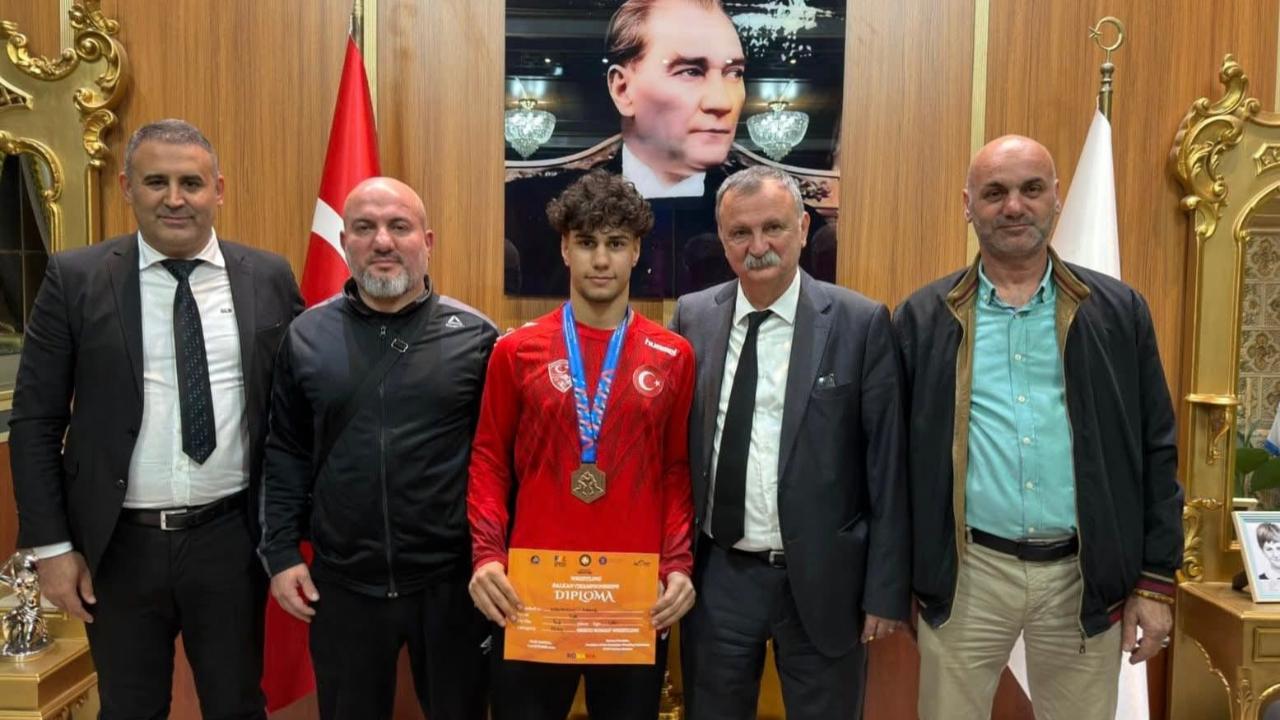 Başkan Balaban, Milli Güreşçi Kadir Kadiroğlu’nu Ağırladı