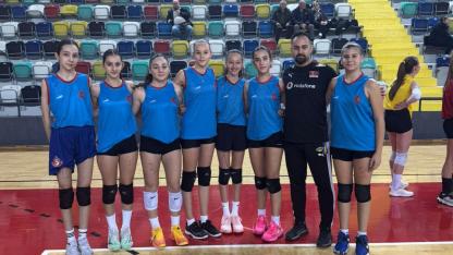 Akhisar Gençlik Spor 7 voleybolcu ile milli seçmelerde