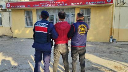 Alaşehir’de gasp şüphelisi bağ evinde yakalandı