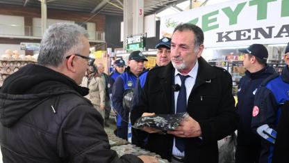 Salihli’de Çarşamba Pazarı esnafına kış desteği