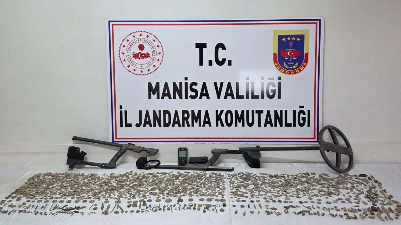 Salihli’de Tarihi Eser Operasyonu: 2 Bin 800’ün Üzerinde Sikke ve Obje Ele Geçirildi