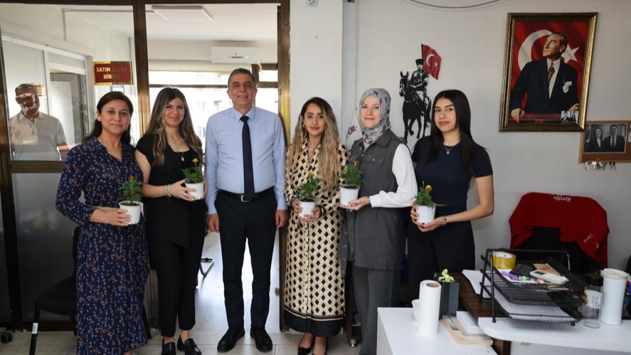 Başkan Şimşek’ten Çalışan Annelere Çiçek Sürprizi