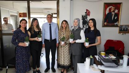 Başkan Şimşek’ten Çalışan Annelere Çiçek Sürprizi