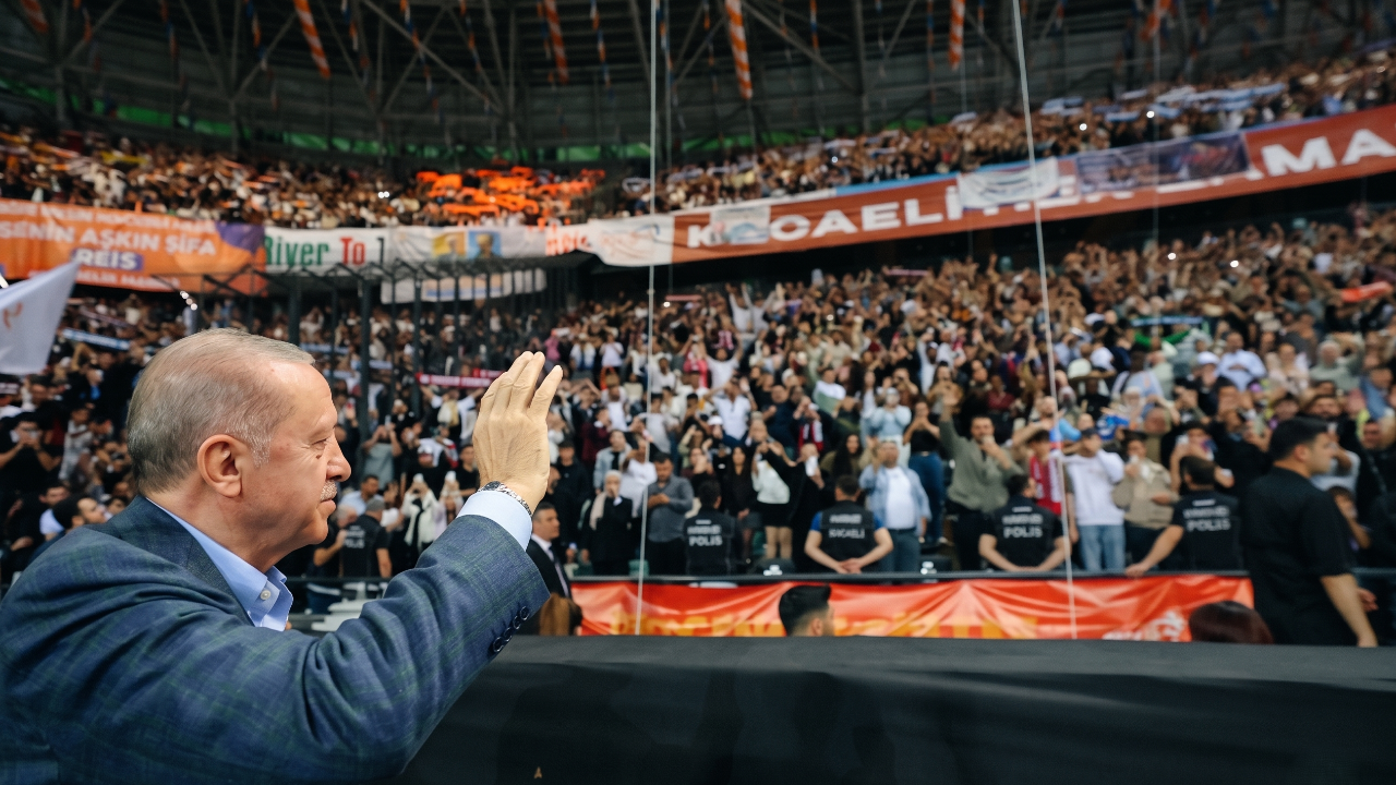 Kocaeli'deki Şölende Açılan Mesir Macunu Pankartı Gündem Oldu