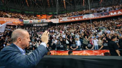 Kocaeli'deki Şölende Açılan Mesir Macunu Pankartı Gündem Oldu