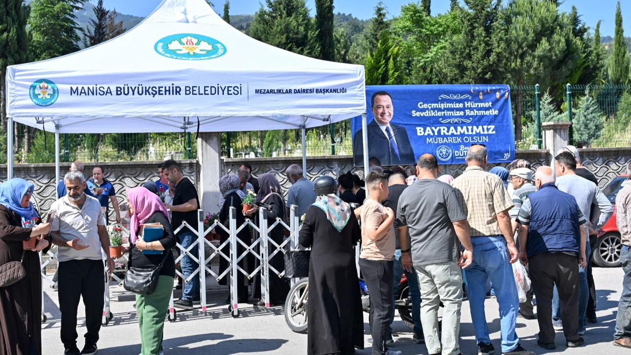 Manisa'da Arife Günü 20 Bin Çiçek Dağıtıldı