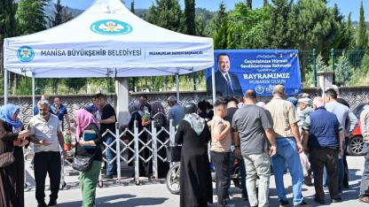 Manisa'da Arife Günü 20 Bin Çiçek Dağıtıldı