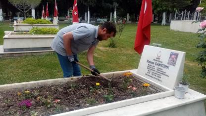 Manisa'da Mezarlıklar Bayrama Hazırlanıyor