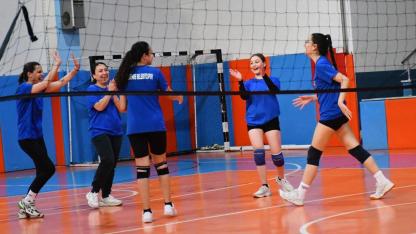 Yunusemre’de Anneler Günü’ne Voleybol Kutlaması