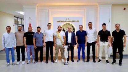 Başpehlivan Feyzullah Aktürk’ten Kaymakam Mustafa Can’a Ziyaret