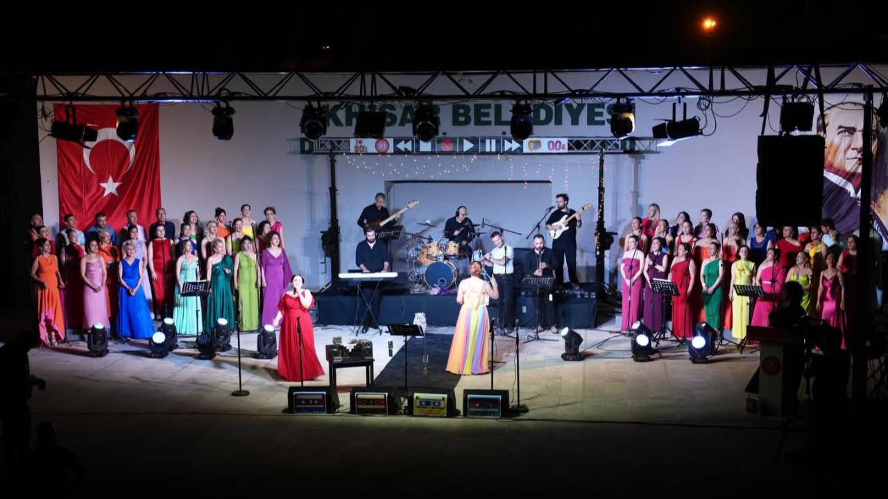 Gölet Amfi Tiyatro'da Karışık Kaset Nostaljisi Rüzgârı Esti