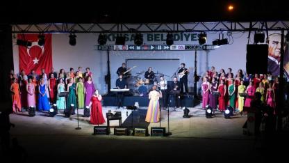 Gölet Amfi Tiyatro'da Karışık Kaset Nostaljisi Rüzgârı Esti