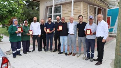 Kazım Karabekir'de Temizlik İşçilerine Vefa Plaketi