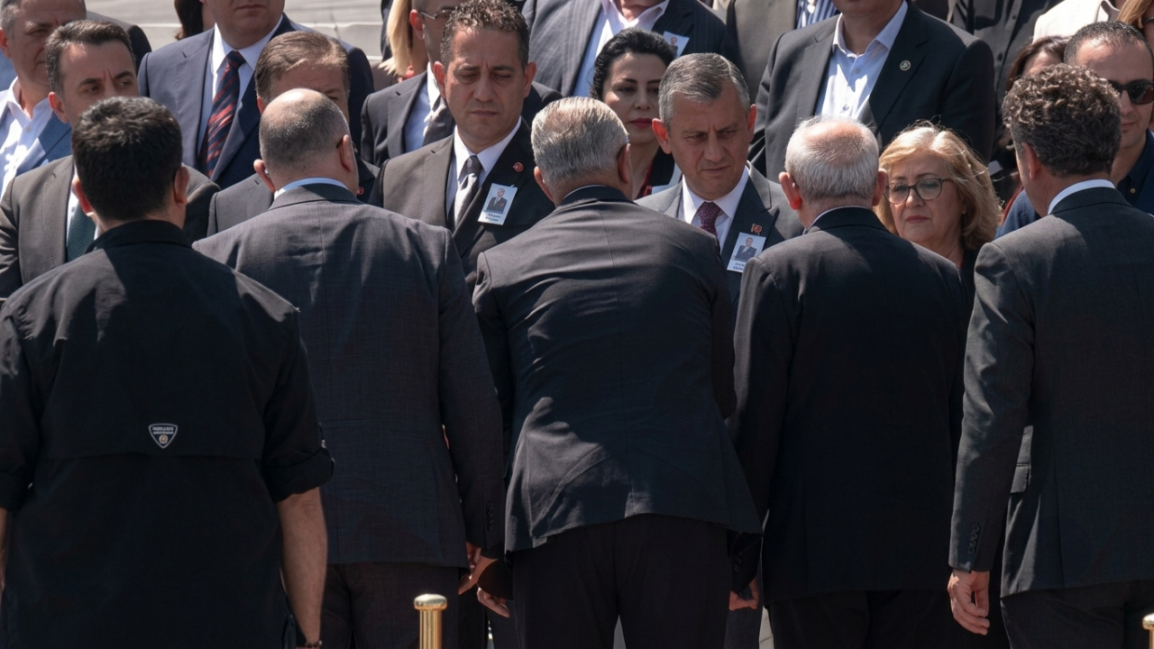 Kılıçdaroğlu ve Özel Meclis'te Tokalaştı