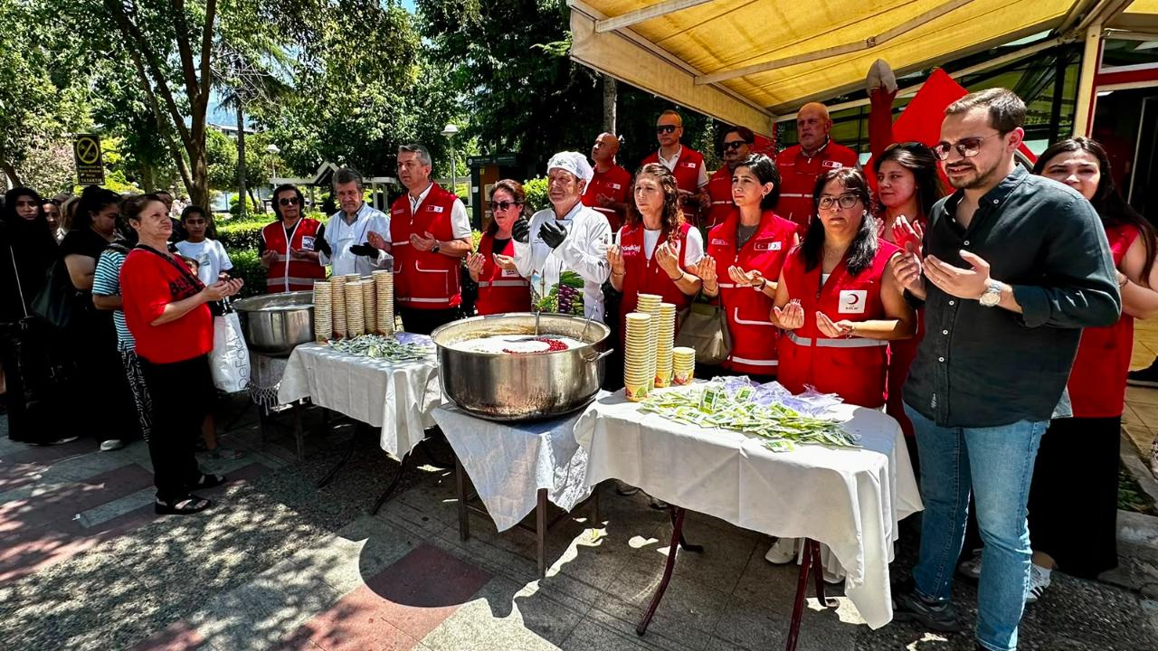 Kızılay Manisa'da Bin Kişilik Aşure Dağıttı