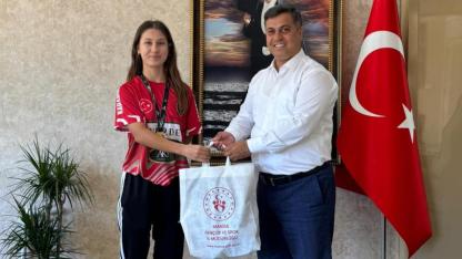 Öztürk’ten Balkan İkincisi Nazife Tuncel’e Tebrik ve Ödül