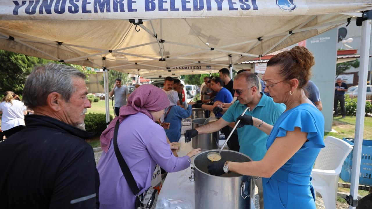 Yunusemre Belediyesi Geleneksel Aşure İkramını Başlattı